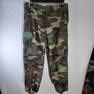 Mens Army Camo Cargo Pants Small Issues on back pockets Size Medium